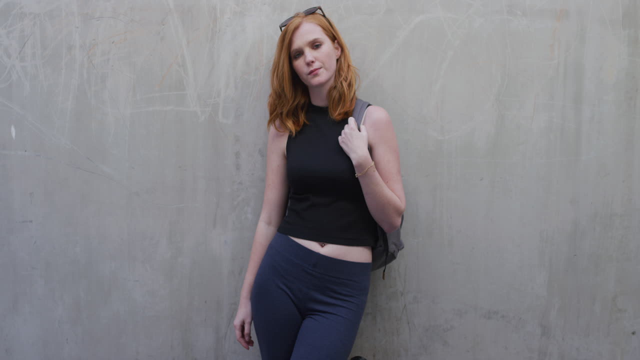 retrato de mujer joven independiente con aspecto elegante mujer caucásica exitosa posando en la pared de hormigón fondo belleza femenina