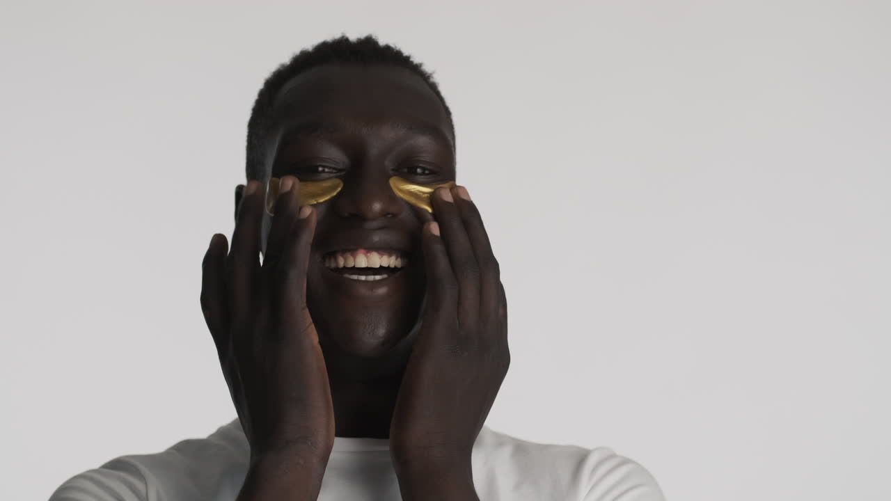 Homme afro-américain heureux sur fond gris.
