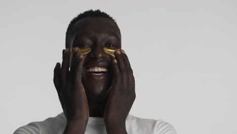 hombre afroamericano feliz con fondo gris.