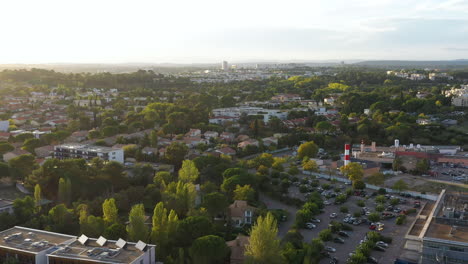 barrio de la mosson tiro aéreo árboles verdes puesta de sol de montpellier