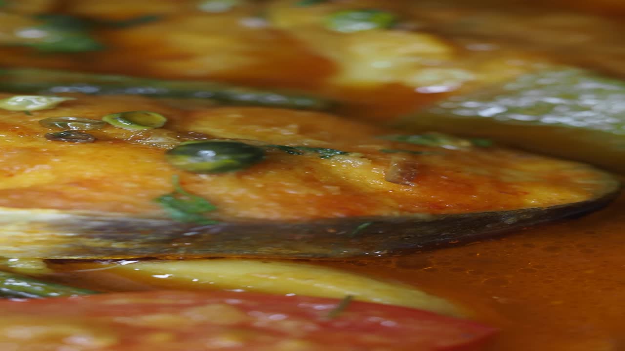 primer plano de curry de pescado con verduras