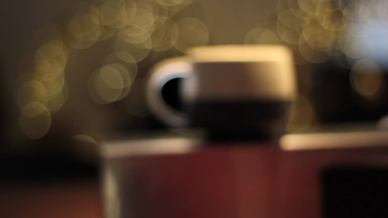 아늑한 실내 환경에서 카운터 위에 서 있는 아름다운 머그의 풀 hd 클립