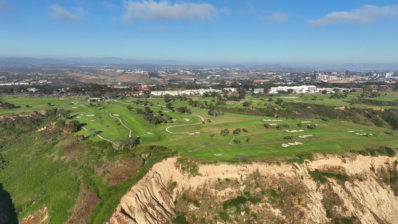 aerial view spinning left looking at torrey pines golf course and blacks beach in san diego near del mar and la jolla cliffs ocean and gliderport의 멋진 전망을 가지고 있습니다.