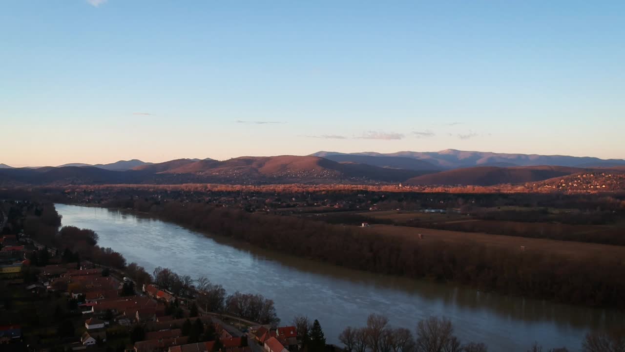 Filmato drone da Dunabogdany, Ungheria, sul fiume Danubio, registrato con un dji spark in 1080p a 30fps