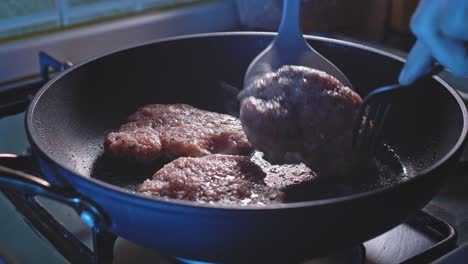 Freír-Y-Voltear-Hamburguesas-Hechas-Con-Carne-De-Pavo-Molida-Magra