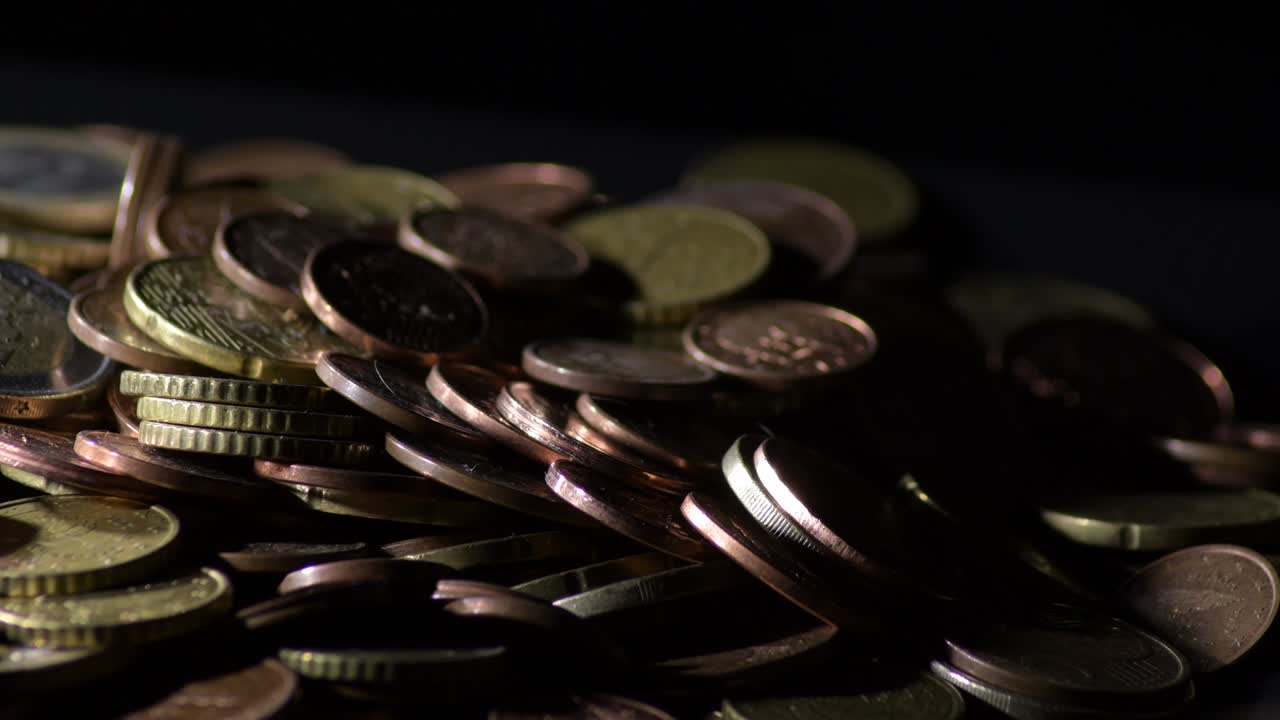 diferentes monedas de euro que se vuelven en fondo negro