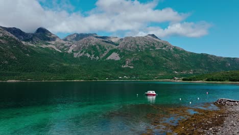 Panorama-Eines-Bootes,-Das-Tagsüber-Im-Ruhigen-Blauen-Wasser-Schwimmt,-Mit-Blick-Auf-Die-Berge-Im-Hintergrund