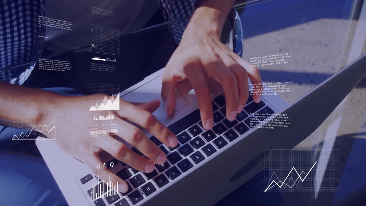 animación de procesamiento de datos digitales sobre un hombre caucásico usando una computadora portátil