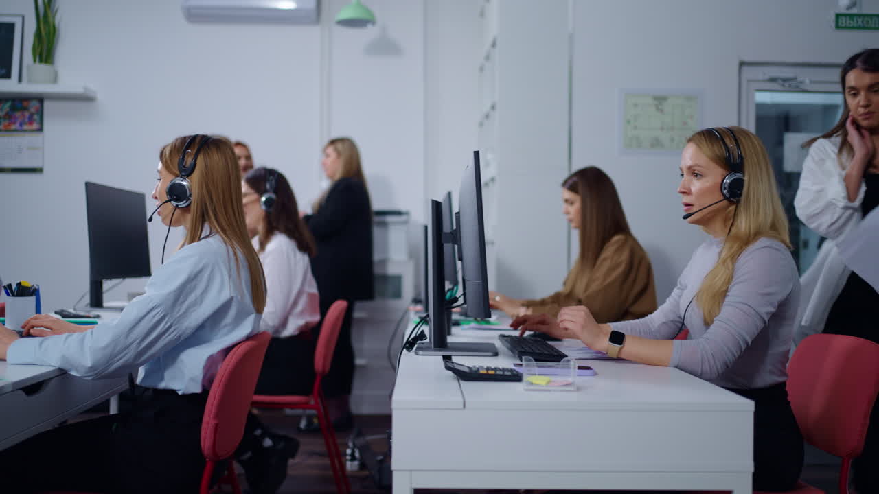 사업가 팀에서 일하는