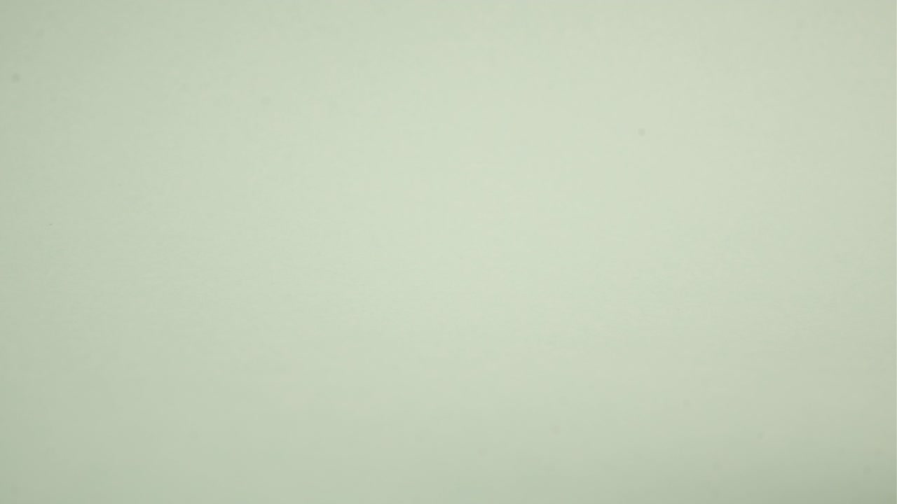 fotografía de estudio de rollos de sushi en fondo azul