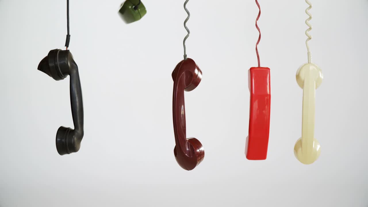 receptor de teléfono colgando contra un fondo blanco 4k