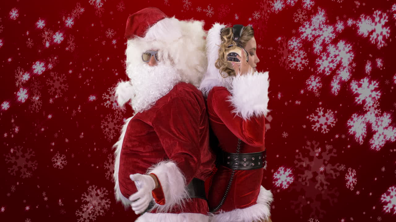 산타클로스와 크리스마스 의상을 입은 여성 크리스마스 디스코 촬영을 위해 춤을 춘다