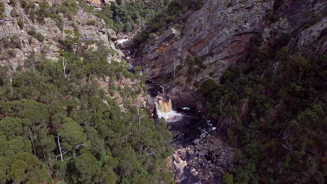 vista de avión no tripulado de la cascada en el cañón de levon en tasmania, australia durante el día