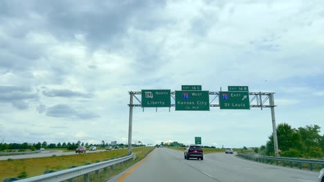 Señal-De-Carretera-A-La-Cárcel-De-La-Libertad-Un-Centro-De-Visitantes-Mormón-En-La-Libertad-De-Missouri