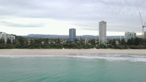 Mehrfamilienhäuser-Am-Meer-Am-Leeren-Strand-Von-Burleigh-In-Gold-Coast-City,-Queensland