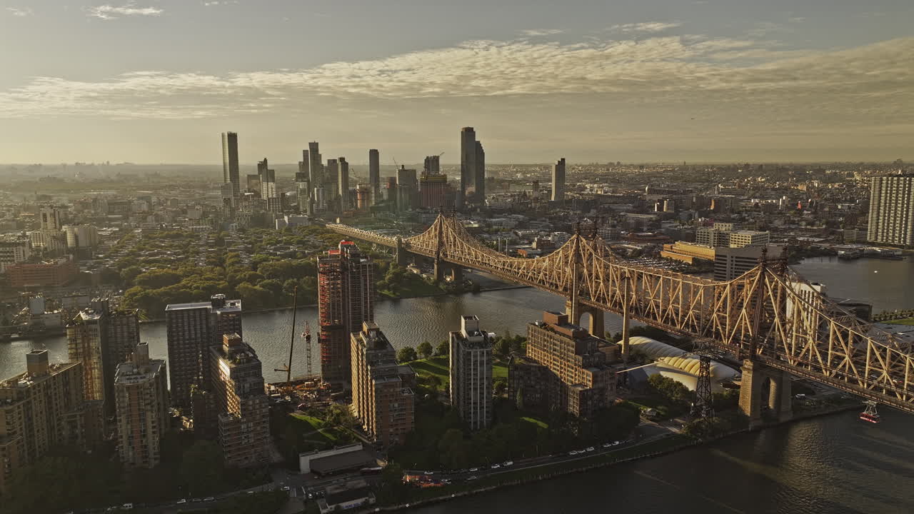 뉴욕 에어리얼 v391 플라이오버 스보로 브릿지, 이스트 리버, 루스벨트 섬과 스의 롱아일랜드 시의 평온한 해가 뜨는 도시 풍경을 포착합니다. - mavic 3 pro cine - 2023년 9월