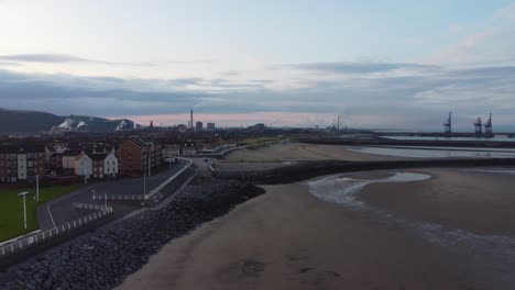 Tiro-De-Dron-Descendente-Del-Amanecer-De-Port-Talbot-Con-Acerías-En-La-Distancia