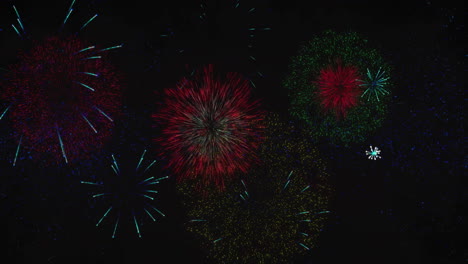 animación de texto de feliz año nuevo en azul con coloridos fuegos artificiales de año nuevo explotando en el cielo nocturno
