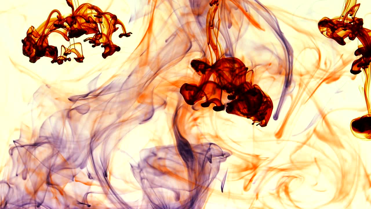 tinta abstracta esparcida bajo el agua