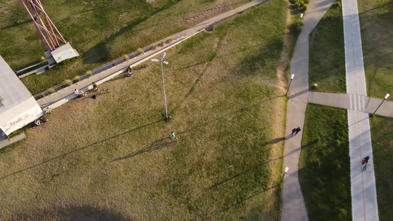 andar en bicicleta al atardecer en la hierba, buenos aires, argentina