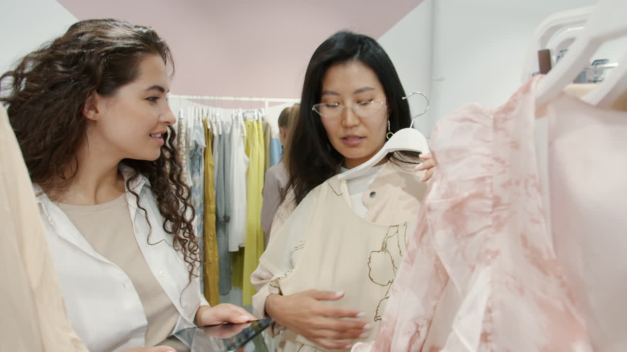 여자 들 이 부티크 에서 옷 을 구입 하는 것