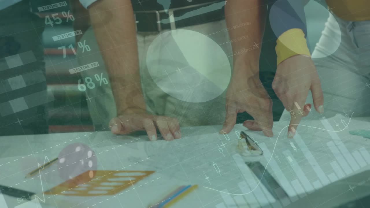 Animación de procesamiento de estadísticas y datos financieros sobre personas de negocios.