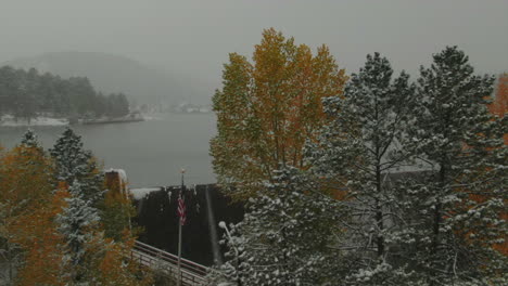 Innenstadt-Von-Evergreen-Lake-Damm,-Amerikanische-Flagge,-Colorado,-Historische-Innenstadt,-Antenne,-Drohne,-Schneesturm,-Herbst,-Herbst,-Winter,-Erster-Schneefall,-Bunt,-Espenbäume,-Felsiger-Berg,-Vorderer-Bereich,-Denver,-Linke-Bewegung