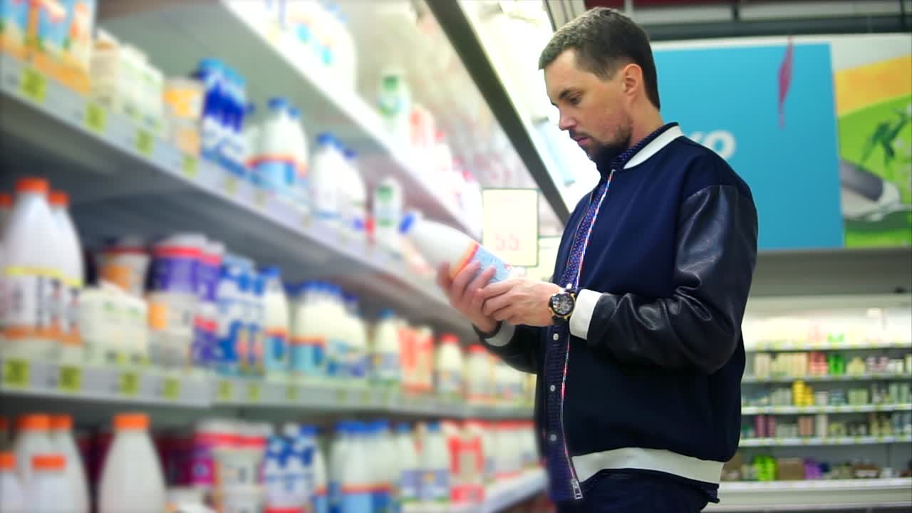 식료품 가게 에서 우유 를 구입 하는 사람