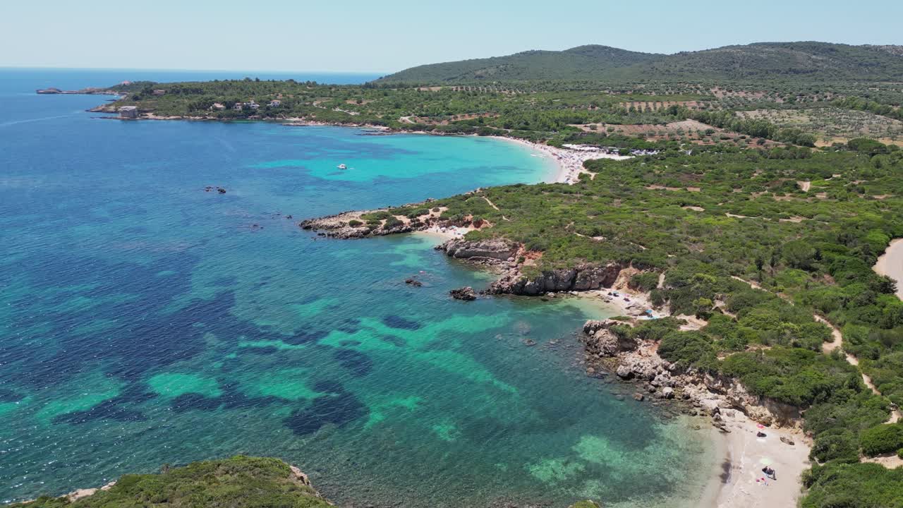 Pequenas enseadas e Praia de Cala Spinosa em Capo Testa, Santa Teresa di Gallura, Sardenha, Itália - Aérea 4K