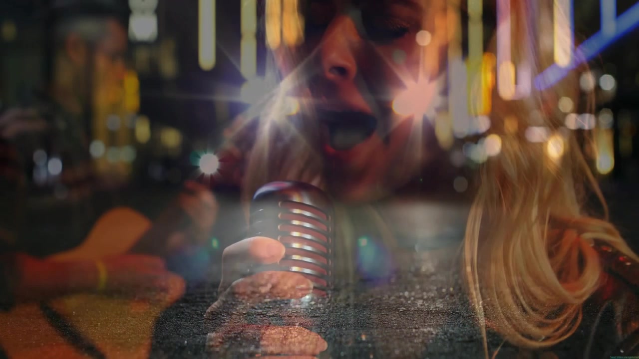 Donna che canta in giacca di pelle, con neon lampeggianti, chinata su un microfono vintage su una strada bagnata, mentre suona la chitarra.
