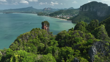 drone volando sobre acantilados en la playa de railay en krabi con vistas a la playa de ao nang, tailandia