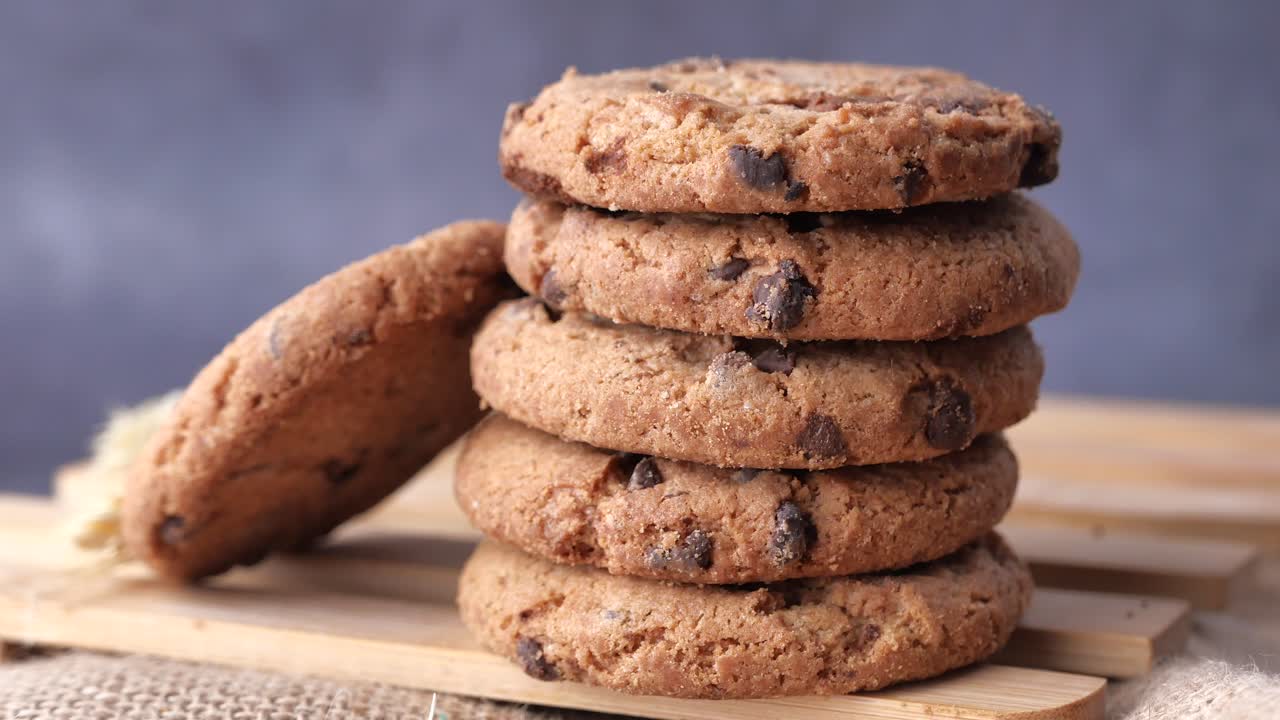 Una pila di biscotti al cioccolato