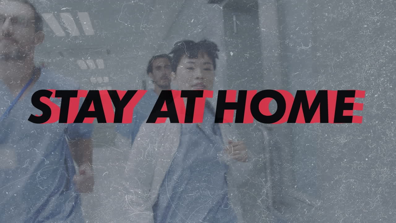 집에서 지내고 안전하세요. 병원 복도에서 달리는 의료진 팀에 대한 텍스트