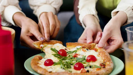 pizza with tomato, cheese and arugula