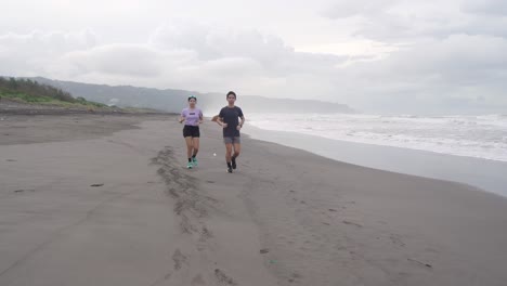 pareja corriendo en la playa