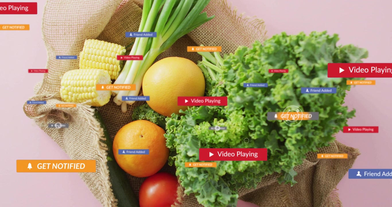 Cavolo riccio e mais centrati, con badge che appaiono a destra, scorrendo e svanendo, per promuovere il marketing alimentare.