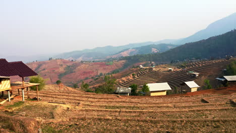 Valle-De-Ban-Rabiang-Na-Pa-Pong-Piang-Con-Terrazas-De-Arroz-Seco-Y-Cabañas