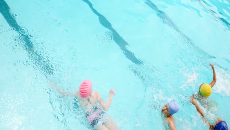 Estudiantes-Nadando-En-La-Piscina