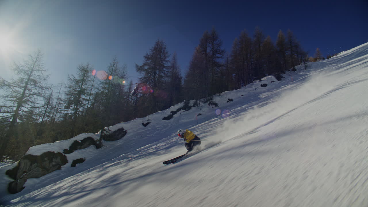 Sci alpino di alta performance in carving su piste battute a Verbier Bruson e nella Val de Bagnes, filmato con drone e follow cam in una giornata invernale serena e soleggiata, che mostra uno sci veloce, dinamico e divertente