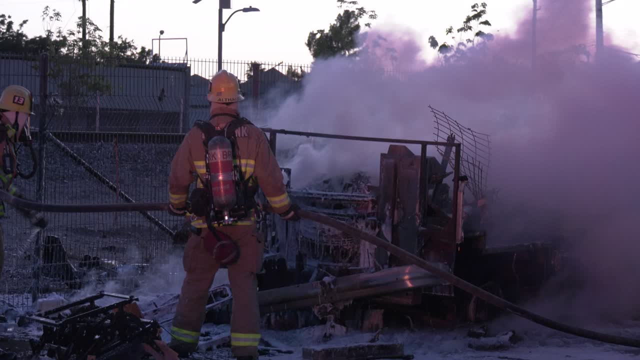 Fumo che si alza da un camion in fiamme