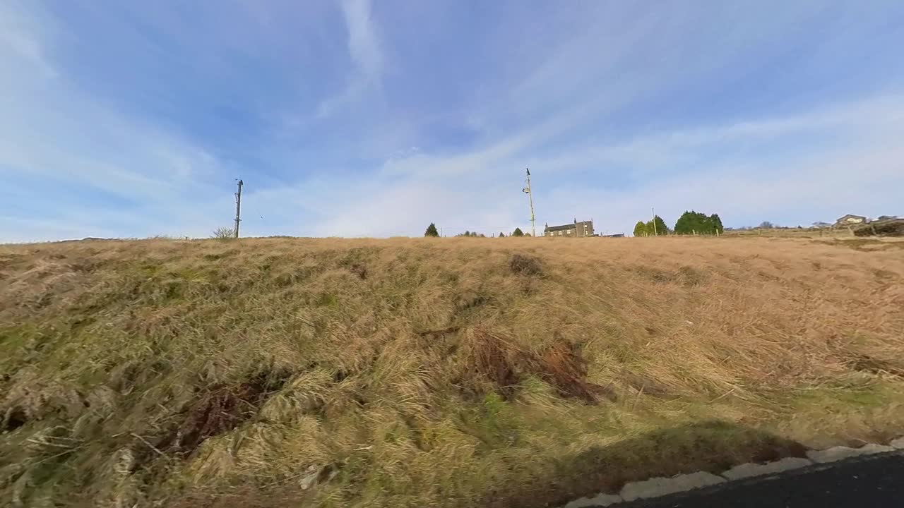 secuencias de vídeo de coche moviéndose por una carretera rural, yorkshire, reino unido
