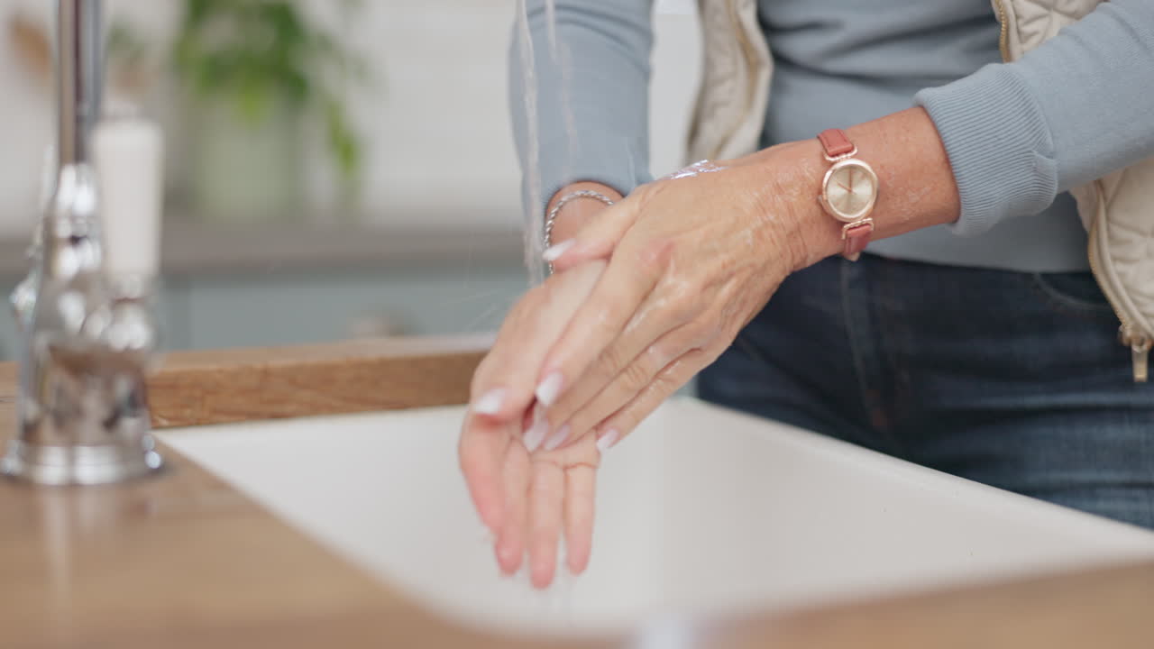 jabón, agua y una mujer lavando las manos