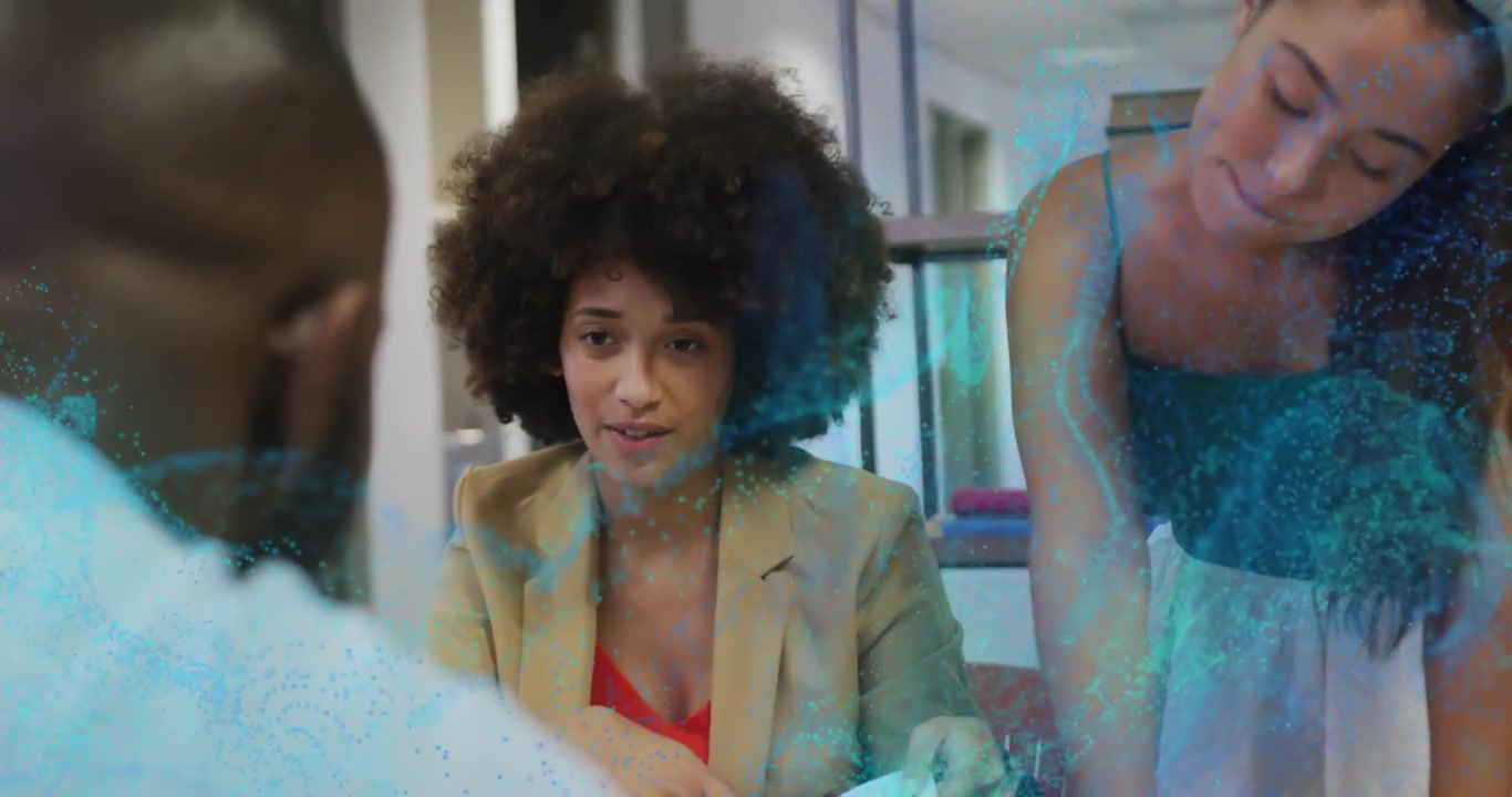 Equipe Diversa Colaborando em Escritório Moderno com Sobreposição de Dados Digitais