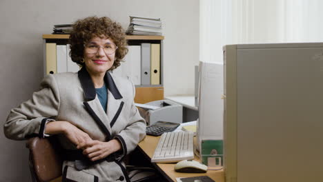 una mujer de negocios caucásica trabajando sentada en un escritorio.