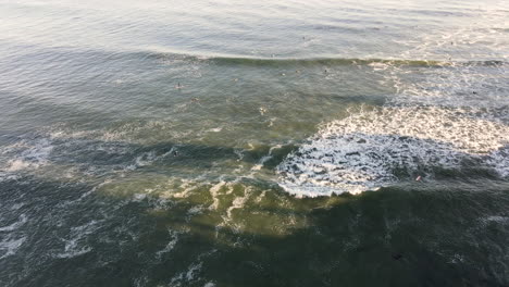 vista aérea de surfistas en la playa de santa cruz california filmada en 4k de alta resolución