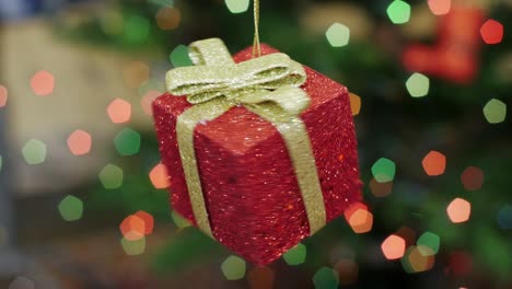 el juguete de regalo de navidad gira en el fondo bokeh