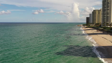 Una-Vista-Aérea-De-Apartamentos-De-Lujo-En-Florida-Frente-Al-Océano-Atlántico