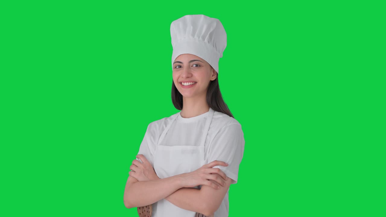 Ritratto di chef professionista indiana felice su schermo verde