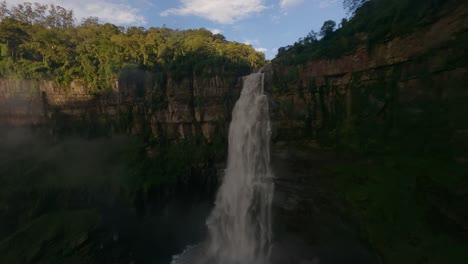 Kaskadierung-über-Felsvorsprung-Mit-Tequendama-Fällen-In-San-Antonio-Del-Tequendama,-Soacha,-Cundinamarca,-Kolumbien