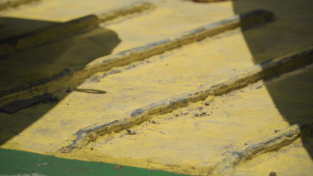 Crête de farine jaune ensoleillée avec ombre douce, ambiance de mouture artisanale et texture en gros plan de grains grossiers sur un plateau, indice d'activité de boulanger ou de meunier, tons dorés chauds et granules tactiles